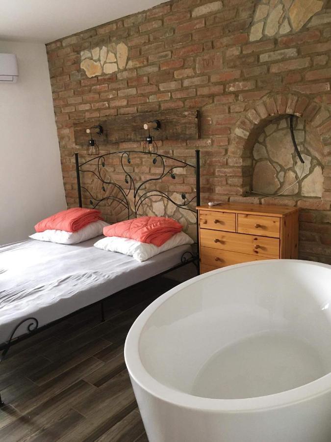 Cuki Apartmanok Dombóvár Bagian luar foto
